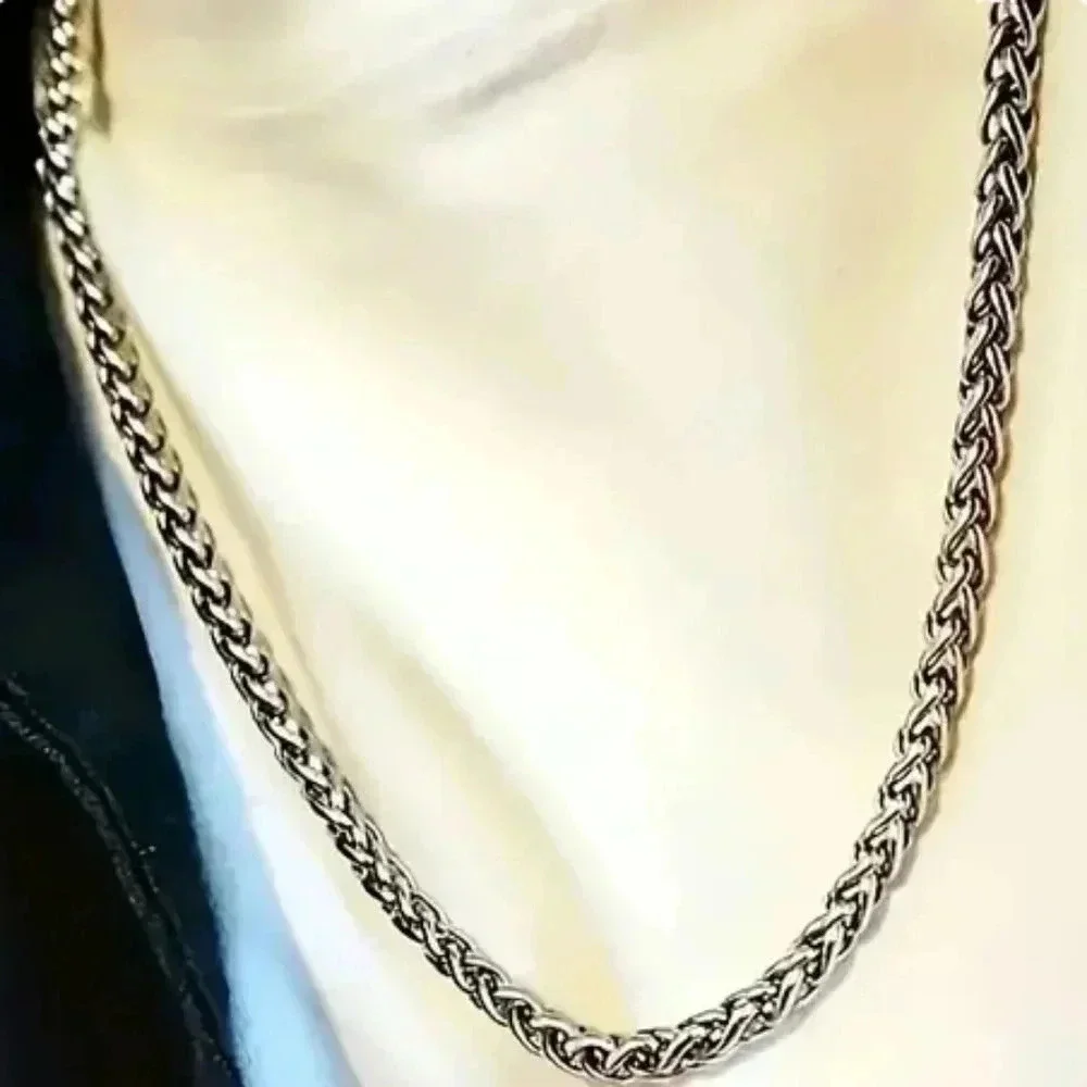 > One unisex stainless steel necklace Elegant